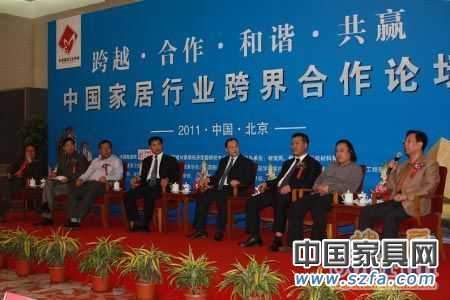 “中國家居行業(yè)跨界合作論壇”：資深房地產(chǎn)專家張有卓；中國建筑裝飾集團設(shè)計研究院總設(shè)計師張靜；清尚博尼工程設(shè)計（北京）有限公司總經(jīng)理陳現(xiàn)培；北京何鎮(zhèn)強裝飾有限公司設(shè)計總監(jiān)何山；廣東鷹牌陶瓷集團公司總裁林偉；廣東金意陶陶瓷有限公司董事長何乾；唐山惠達(dá)陶瓷集團總裁助理藺志杰；北京集美家居建材有限公司總裁趙建國。