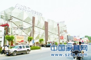 飾界風以專業(yè)飾品賣場的形象獨立于十里河東段，銀灰色的裝修讓其很不醒目，位置欠佳、定位失策是其敗北的重要因素。
