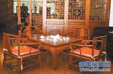 屏風(fēng)、瓷器、奇石等配以紅木家具更顯濃郁中國風(fēng)