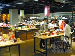 進(jìn)駐大型購物商場(chǎng)的家品店，人流也比平時(shí)多了不少。